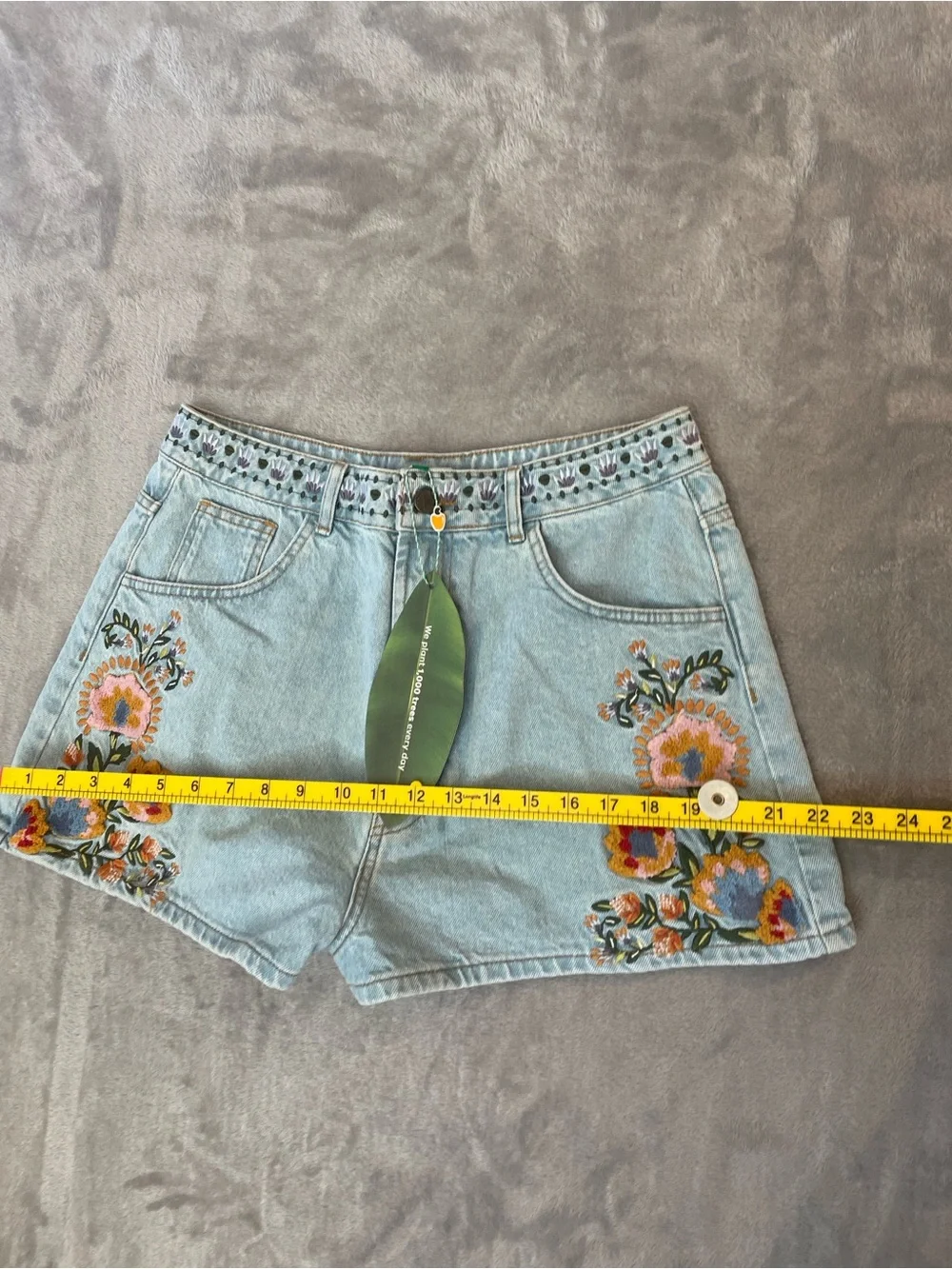 FARM Rio Light Blue Denim Shorts with Multicolor Floral Embroidery Size 31 NWT - Picture 3 of 9